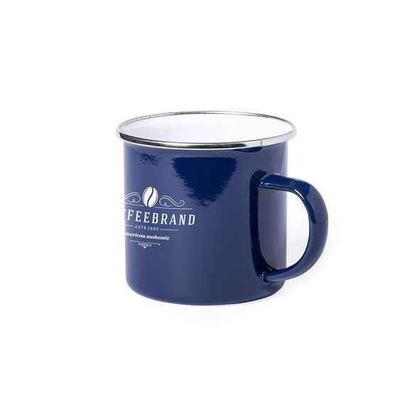 Taza metálica de 380ml de capacidad con diseño vintage y acabado con imperfecciones para mayor sensación retro. Disponible en variada gama de colores, con interior siempre en color blanco y elegante detalle en cromado. Presentada en caja individual.