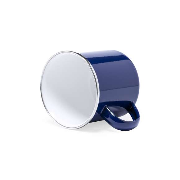 Taza metálica de 380ml de capacidad con diseño vintage y acabado con imperfecciones para mayor sensación retro. Disponible en variada gama de colores, con interior siempre en color blanco y elegante detalle en cromado. Presentada en caja individual.