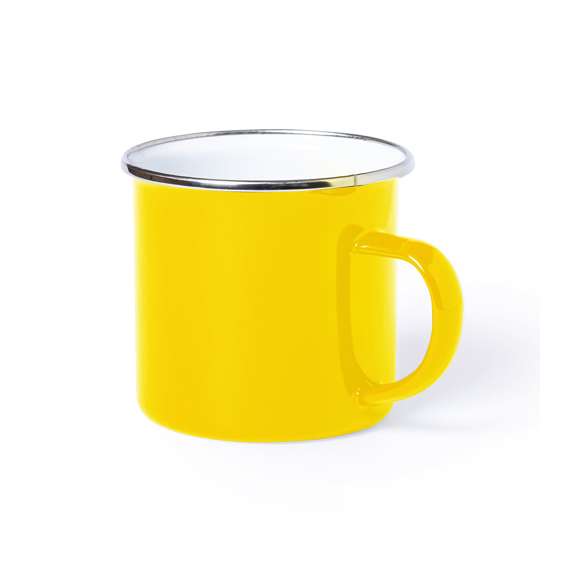 Taza metálica de 380ml de capacidad con diseño vintage y acabado con imperfecciones para mayor sensación retro. Disponible en variada gama de colores, con interior siempre en color blanco y elegante detalle en cromado. Presentada en caja individual.