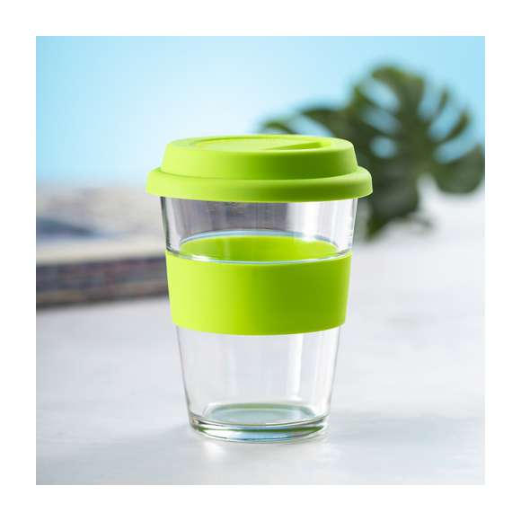 Vaso de cristal y 350ml de capacidad. Con tira antiquemaduras y tapa de silicona a juego en variada gama de colores. Presentado en caja individual de atractivo diseño.