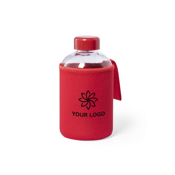 Bidón de 600ml de capacidad. Fabricado con cuerpo de cristal y tapón a rosca. Incluye funda de soft shell a juego, con asa de transporte. Disponible en variada gama de colores, y viene presentado en caja individual de atractivo diseño.