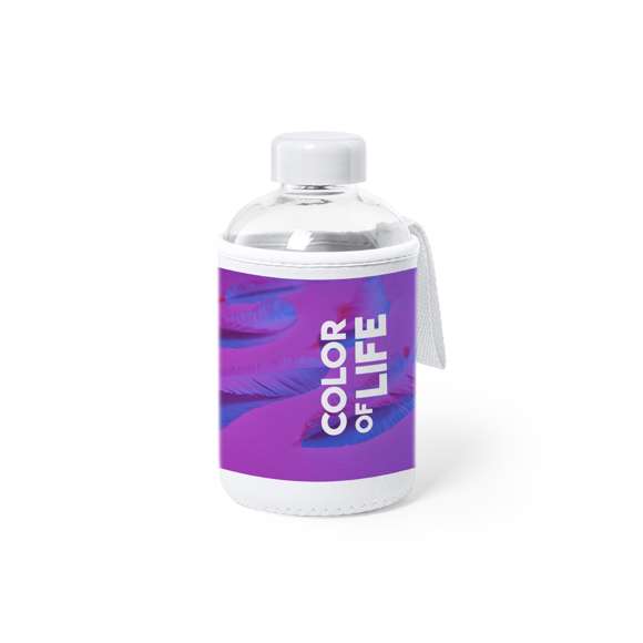 Bidón de 600ml de capacidad. Fabricado con cuerpo de cristal y tapón a rosca. Incluye funda de soft shell a juego, con asa de transporte. Disponible en variada gama de colores, y viene presentado en caja individual de atractivo diseño.