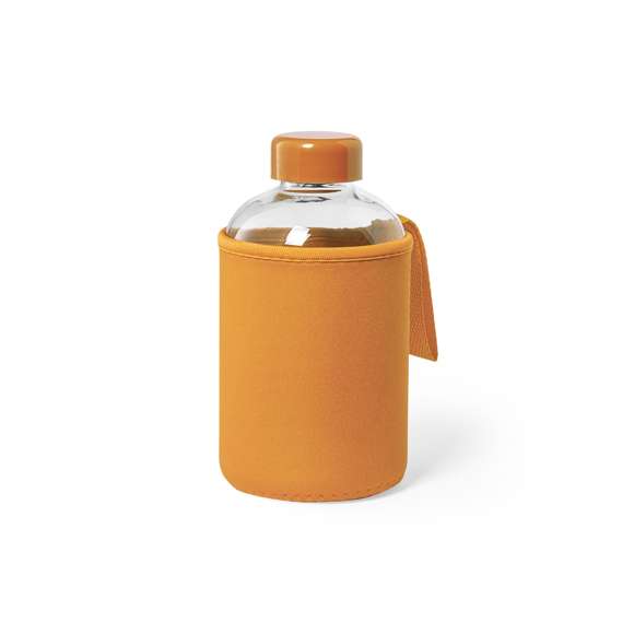 Bidón de 600ml de capacidad. Fabricado con cuerpo de cristal y tapón a rosca. Incluye funda de soft shell a juego, con asa de transporte. Disponible en variada gama de colores, y viene presentado en caja individual de atractivo diseño.