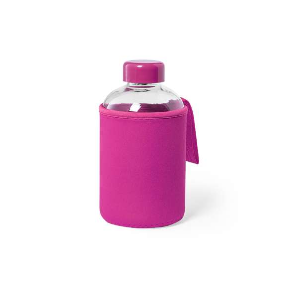 Bidón de 600ml de capacidad. Fabricado con cuerpo de cristal y tapón a rosca. Incluye funda de soft shell a juego, con asa de transporte. Disponible en variada gama de colores, y viene presentado en caja individual de atractivo diseño.