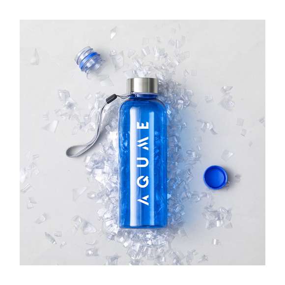 Bidón fabricado en RPET de 600ml de capacidad, libre de BPA. Tapón a rosca en acero inox, con cordón de transporte. Disponible en variada gama de colores.Elaborado a partir de plástico reciclado, para así fomentar la reutilización de residuos plásticos y ayudar a la sostenibilidad del planeta.