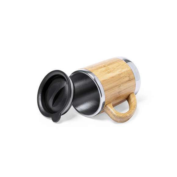 Taza de línea nature y 300ml de capacidad. Cuerpo en combinación bambú y acero inox de doble pared para mejor y más duradera conservación de la temperatura. Con original tapón dosificador. Es ideal para tener en tu escritorio, mesa o en cualquier superficie donde disfrutar tranquilamente de tu bebida favorita.