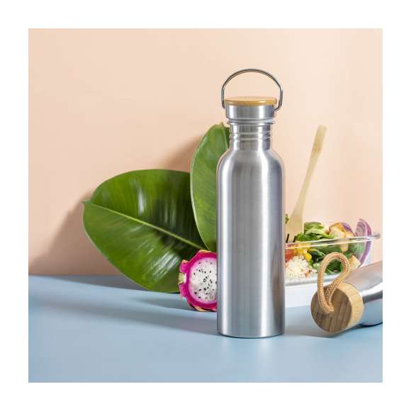 Bidón de línea nature y 600ml de capacidad. Cuerpo fabricado en acero inox y tapón en bambú con cinta de transporte. Libre de BPA y presentado en atractiva caja de diseño eco.