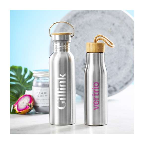 Bidón de línea nature y 600ml de capacidad. Cuerpo fabricado en acero inox y tapón en bambú con cinta de transporte. Libre de BPA y presentado en atractiva caja de diseño eco.