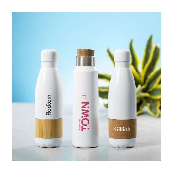 Bidón de línea nature y 750ml de capacidad. Cuerpo en acero inox de color blanco mate, con franja central en corcho natural. Tapón de seguridad de rosca a juego y presentado en atractiva caja de diseño eco.