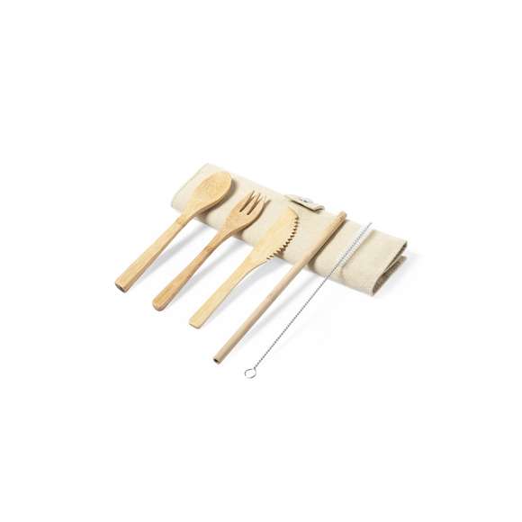  	Set de cubiertos de línea nature fabricados en bambú pulido. Incluye tenedor, cuchara, cuchillo y pajita con cepillo limpiador. Presentados en funda plegable de canvas, con elástico interior para una firme sujeción de las piezas y cierre de seguridad con corchete.