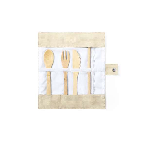  	Set de cubiertos de línea nature fabricados en bambú pulido. Incluye tenedor, cuchara, cuchillo y pajita con cepillo limpiador. Presentados en funda plegable de canvas, con elástico interior para una firme sujeción de las piezas y cierre de seguridad con corchete.