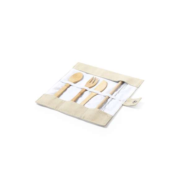  	Set de cubiertos de línea nature fabricados en bambú pulido. Incluye tenedor, cuchara, cuchillo y pajita con cepillo limpiador. Presentados en funda plegable de canvas, con elástico interior para una firme sujeción de las piezas y cierre de seguridad con corchete.