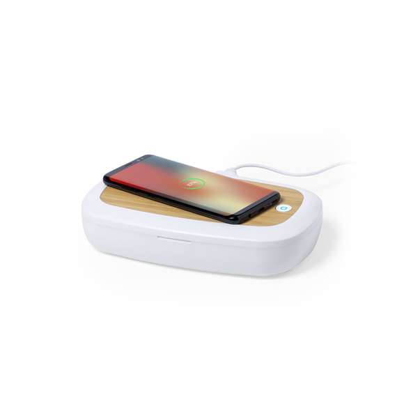 Caja esterilizadora de línea nature, con base de carga en bambú. Luz ultravioleta tipo C, con cargador inalámbrico 5W para smartphone integrado en tapa. Especialmente diseñada para la eliminación de microorganismos y bacterias en objetos de uso cotidiano como el smartphone, llaves, gafas, mascarilla, auriculares, smartwatch... Fabricada en resistente material ABS de acabado mate y presentada en atractiva caja individual de diseño.  Fácil de usar, basta con introducir el objeto dentro de la caja. Potencia de bombilla 1W longitud de onda de 270-280 nm, con alimentación mediante cable USB Tipo C de 1m de largo con color a juego. Tiempo de esterilización de 5 y 10 minutos con función auto-apagado.  Disponible manual de usuario en español e inglés. Disponible certificación CE, RoHS y de efectividad germicida.