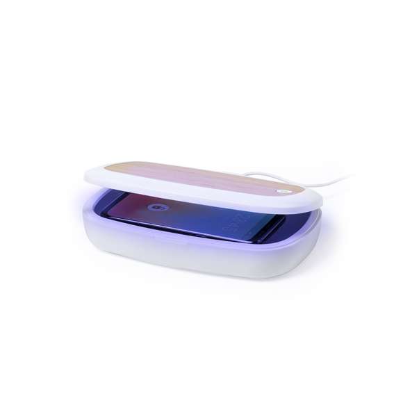 Caja esterilizadora de línea nature, con base de carga en bambú. Luz ultravioleta tipo C, con cargador inalámbrico 5W para smartphone integrado en tapa. Especialmente diseñada para la eliminación de microorganismos y bacterias en objetos de uso cotidiano como el smartphone, llaves, gafas, mascarilla, auriculares, smartwatch... Fabricada en resistente material ABS de acabado mate y presentada en atractiva caja individual de diseño.  Fácil de usar, basta con introducir el objeto dentro de la caja. Potencia de bombilla 1W longitud de onda de 270-280 nm, con alimentación mediante cable USB Tipo C de 1m de largo con color a juego. Tiempo de esterilización de 5 y 10 minutos con función auto-apagado.  Disponible manual de usuario en español e inglés. Disponible certificación CE, RoHS y de efectividad germicida.