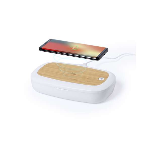 Caja esterilizadora de línea nature, con base de carga en bambú. Luz ultravioleta tipo C, con cargador inalámbrico 5W para smartphone integrado en tapa. Especialmente diseñada para la eliminación de microorganismos y bacterias en objetos de uso cotidiano como el smartphone, llaves, gafas, mascarilla, auriculares, smartwatch... Fabricada en resistente material ABS de acabado mate y presentada en atractiva caja individual de diseño.  Fácil de usar, basta con introducir el objeto dentro de la caja. Potencia de bombilla 1W longitud de onda de 270-280 nm, con alimentación mediante cable USB Tipo C de 1m de largo con color a juego. Tiempo de esterilización de 5 y 10 minutos con función auto-apagado.  Disponible manual de usuario en español e inglés. Disponible certificación CE, RoHS y de efectividad germicida.