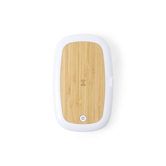 Caja esterilizadora de línea nature, con base de carga en bambú. Luz ultravioleta tipo C, con cargador inalámbrico 5W para smartphone integrado en tapa. Especialmente diseñada para la eliminación de microorganismos y bacterias en objetos de uso cotidiano como el smartphone, llaves, gafas, mascarilla, auriculares, smartwatch... Fabricada en resistente material ABS de acabado mate y presentada en atractiva caja individual de diseño.  Fácil de usar, basta con introducir el objeto dentro de la caja. Potencia de bombilla 1W longitud de onda de 270-280 nm, con alimentación mediante cable USB Tipo C de 1m de largo con color a juego. Tiempo de esterilización de 5 y 10 minutos con función auto-apagado.  Disponible manual de usuario en español e inglés. Disponible certificación CE, RoHS y de efectividad germicida.