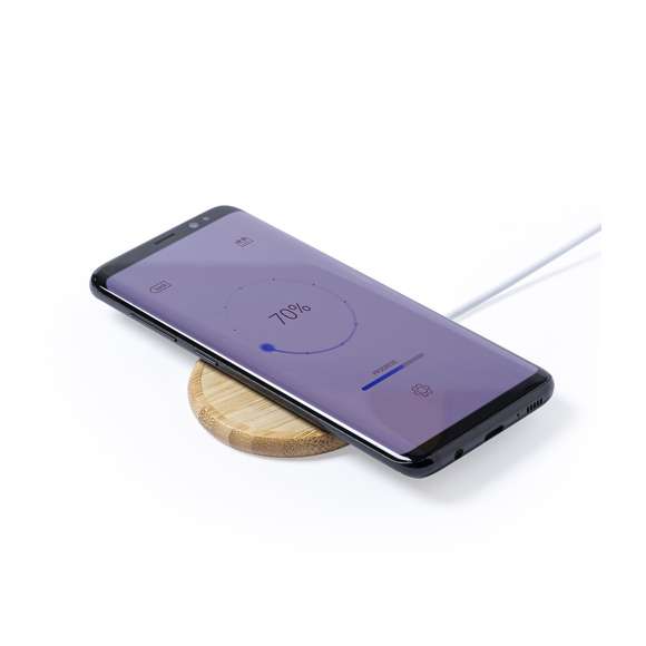 Cargador inalámbrico magnético 10W de línea nature, con carcasa fabricada en resistente bambú. Con indicador de estado de carga y cable USB de 1m. Incluye accesorio metálico con adhesivo 3M, de fijación extra fuerte y libre de residuo al despegarlo del dispositivo, permitiendo así el uso de la función magnética del cargador en cualquier dispositivo móvil. Compatible con terminales equipados con tecnología de carga inalámbrica. Amplia superficie de marcaje y presentado en atractiva caja de diseño eco. Disponible manual de instrucciones en español e inglés.