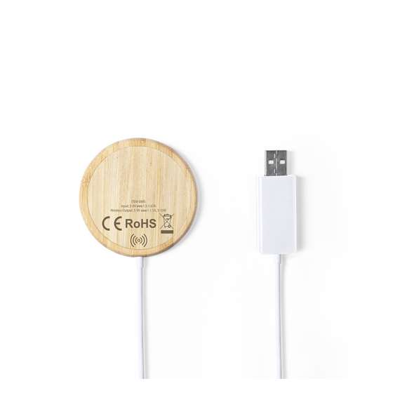 Cargador inalámbrico magnético 10W de línea nature, con carcasa fabricada en resistente bambú. Con indicador de estado de carga y cable USB de 1m. Incluye accesorio metálico con adhesivo 3M, de fijación extra fuerte y libre de residuo al despegarlo del dispositivo, permitiendo así el uso de la función magnética del cargador en cualquier dispositivo móvil. Compatible con terminales equipados con tecnología de carga inalámbrica. Amplia superficie de marcaje y presentado en atractiva caja de diseño eco. Disponible manual de instrucciones en español e inglés.