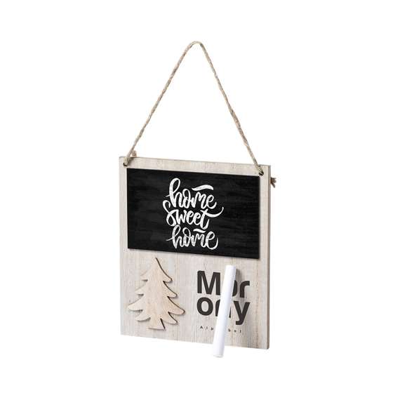 Adorno de navidad de línea nature, con pizarra y original diseño troquelado de árbol de navidad, fabricado en madera de tacto suave. Parte trasera imantada y cordón para colgar en yute. Incluye tiza para escribir. Presentada en bolsa individual.