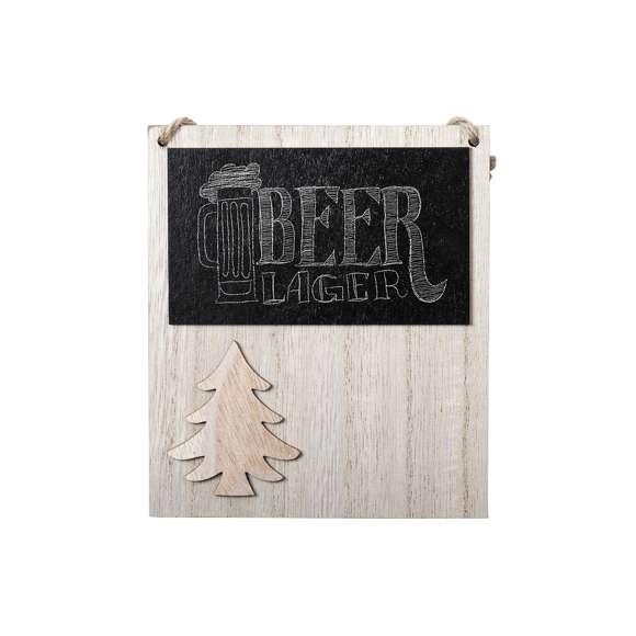 Adorno de navidad de línea nature, con pizarra y original diseño troquelado de árbol de navidad, fabricado en madera de tacto suave. Parte trasera imantada y cordón para colgar en yute. Incluye tiza para escribir. Presentada en bolsa individual.