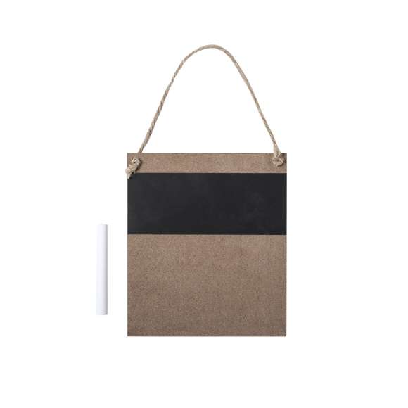 Adorno de navidad de línea nature, con pizarra y original diseño troquelado de árbol de navidad, fabricado en madera de tacto suave. Parte trasera imantada y cordón para colgar en yute. Incluye tiza para escribir. Presentada en bolsa individual.