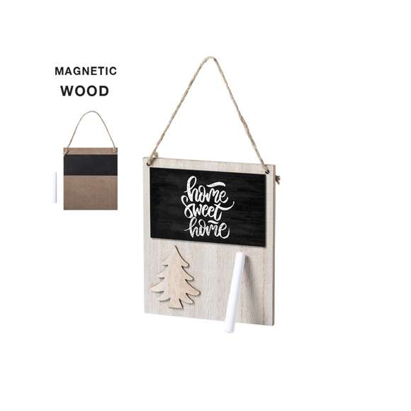 Adorno de navidad de línea nature, con pizarra y original diseño troquelado de árbol de navidad, fabricado en madera de tacto suave. Parte trasera imantada y cordón para colgar en yute. Incluye tiza para escribir. Presentada en bolsa individual.