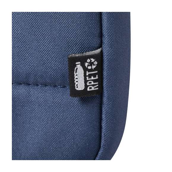 Funda para ordenador portátil de línea nature y acolchado total, para portátiles de hasta 15 pulgadas. Fabricada en resistente RPET 300D elaborado a partir de plástico reciclado, para así fomentar la reutilización de residuos plásticos y contribuir a la sostenibilidad del planeta. Bolsillo principal con cierre de cremallera y tirador metálico. Distintivo RPET en etiqueta.