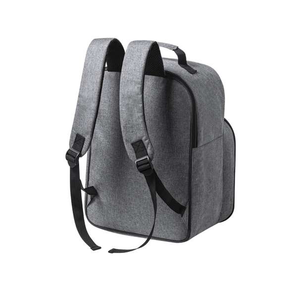Mochila nevera para picnic de línea nature, fabricada en resistente RPET 600D de alta calidad, elaborado a partir de plástico reciclado para así fomentar la reutilización de residuos plásticos y contribuir a la sostenibilidad del planeta. Ideal para 2 personas, con bolsillo independiente para un almacenaje seguro. Incluye 2 vasos, 2 cuchillos, 2 cucharas, 2 tenedores, 2 platos y 2 servilletas. Compartimento nevera con interior en PEVA y cómoda asa de transporte. Cintas y parte trasera acolchadas. Distintivo RPET en etiqueta.