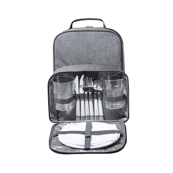 Mochila nevera para picnic de línea nature, fabricada en resistente RPET 600D de alta calidad, elaborado a partir de plástico reciclado para así fomentar la reutilización de residuos plásticos y contribuir a la sostenibilidad del planeta. Ideal para 2 personas, con bolsillo independiente para un almacenaje seguro. Incluye 2 vasos, 2 cuchillos, 2 cucharas, 2 tenedores, 2 platos y 2 servilletas. Compartimento nevera con interior en PEVA y cómoda asa de transporte. Cintas y parte trasera acolchadas. Distintivo RPET en etiqueta.