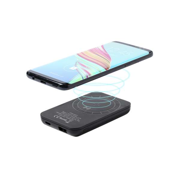 Batería auxiliar externa con tecnología de carga inalámbrica de gran capacidad -5.000 mAh-. De diseño compacto y con fijación magnética para poder usar el dispositivo mientras se produce la carga del mismo. Conexión Tipo-C de entrada de corriente y USB de salida, con cable de carga tipo C incluido. Botón ON/OFF, ledes indicadores de estado de carga y amplia superficie de marcaje. Presentada en atractiva caja de diseño, con manual de instrucciones en español e inglés. Incluye anillo adhesivo, siendo válido para todos los dispositivos con tecnología Magsafe y Qi.Las capacidades mostradas en todas nuestras baterías auxiliares externas son reales, incorporando todas ellas baterías de grado A y no recicladas, con una vida útil de al menos 500 ciclos de carga y según normativa CE. Además, están fabricadas conforme a los estándares RoHS y en cumplimiento con los siguientes requisitos de seguridad: Sistema de protección contra sobrecarga del power bank. Sistema de protección contra descarga completa que proporciona una mayor durabilidad del power bank. Sistema de bloqueo para evitar cortocircuitos. Sistema de transferencia de carga constante, acorde con la capacidad del dispositivo de destino.