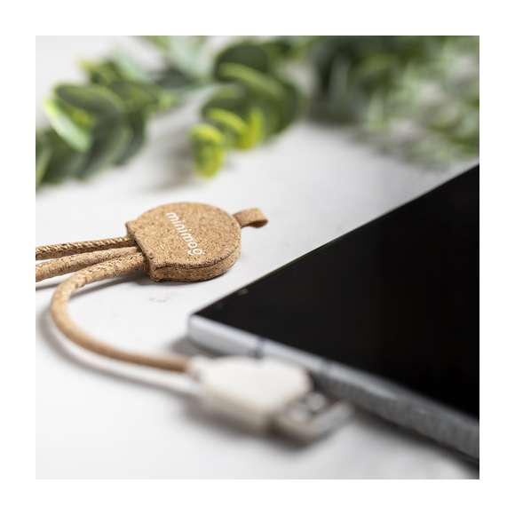 Cable cargador USB de línea nature, fabricado en corcho natural y con accesorios en caña de trigo, para así fomentar la utilización de materias primas naturales y reducir las emisiones contaminantes. Con conexiones USB, tipo C (entrada y salida) y dual micro USB-Lightning. Con accesorio para colgar y zona lisa para marcaje. Presentado en bolsa individual autocierre de diseño eco.