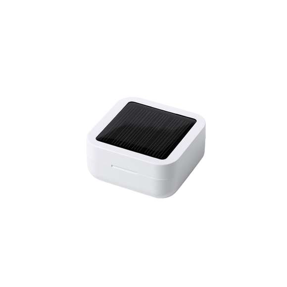 Auriculares intraurales en elegante acabado blanco y conexión Bluetooth® 5.0. Con panel de carga solar integrado en la tapa y pantalla LCD interior con indicador de estado de carga. De diseño ergonómico, incluyen botón de control integrado en el auricular, con base a juego. Función manos libres y recargables con energía solar o mediante cable micro USB -incluido-. Presentados en estuche individual premium con apertura de bisagra y en atractiva caja de diseño, con manual de instrucciones en español e inglés.