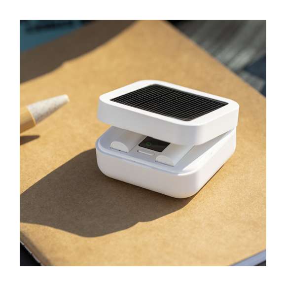 Auriculares intraurales en elegante acabado blanco y conexión Bluetooth® 5.0. Con panel de carga solar integrado en la tapa y pantalla LCD interior con indicador de estado de carga. De diseño ergonómico, incluyen botón de control integrado en el auricular, con base a juego. Función manos libres y recargables con energía solar o mediante cable micro USB -incluido-. Presentados en estuche individual premium con apertura de bisagra y en atractiva caja de diseño, con manual de instrucciones en español e inglés.