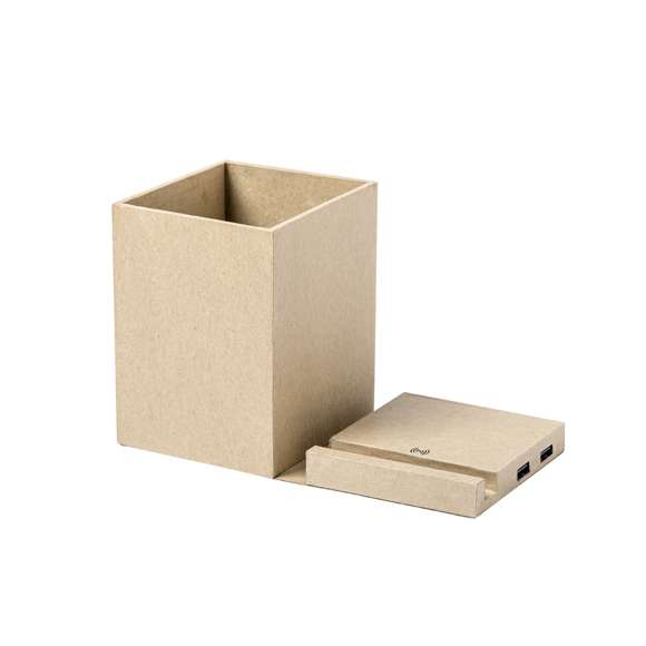 Lapicero multifunción 4 en 1 de línea nature fabricado en cartón reciclado, contribuyendo a la conservación de los bosques y reduciendo considerablemente la huella de carbono.  Con funciones lapicero, soporte para smartphone, cargador inalámbrico y puerto USB (2xUSB 2.0). Diseño plegable con ajuste magnético. Compatible con smartphones con tecnología de carga inalámbrica. Incluye cable micro USB en color blanco de 1 metro de largo. Presentado en atractiva caja de diseño eco, con manual de instrucciones en español e inglés.