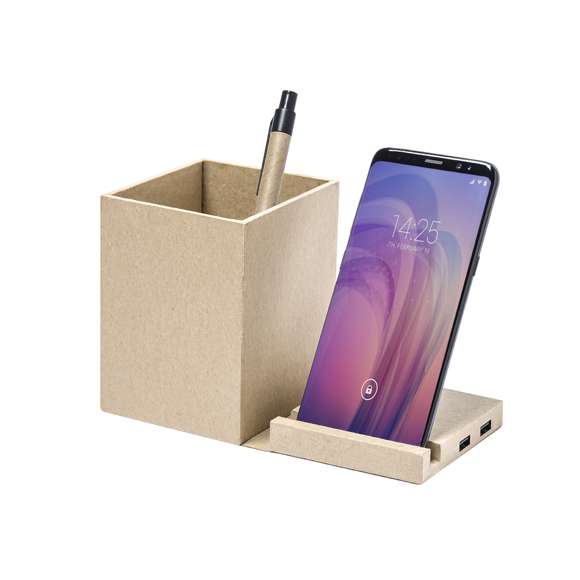 Lapicero multifunción 4 en 1 de línea nature fabricado en cartón reciclado, contribuyendo a la conservación de los bosques y reduciendo considerablemente la huella de carbono.  Con funciones lapicero, soporte para smartphone, cargador inalámbrico y puerto USB (2xUSB 2.0). Diseño plegable con ajuste magnético. Compatible con smartphones con tecnología de carga inalámbrica. Incluye cable micro USB en color blanco de 1 metro de largo. Presentado en atractiva caja de diseño eco, con manual de instrucciones en español e inglés.