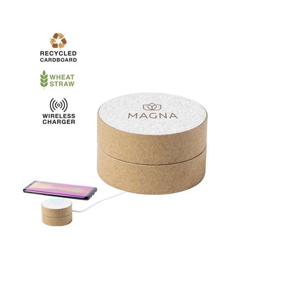 Original cargador inalámbrico circular de línea nature. Carcasa en cartón reciclado, contribuyendo a la conservación de los bosques y reduciendo considerablemente la huella de carbono, con superficie de carga y cable en caña de trigo. Compartimento interior para guardar el cable y poder llevarlo a cualquier lado. Indicador LED de estado de carga, compatible con smartphones con tecnología de carga inalámbrica y presentado en atractiva caja de diseño eco, con manual de instrucciones en español e inglés.