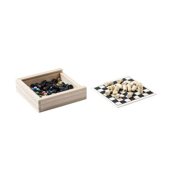 Set de juegos de línea nature. Incluye ajedrez, parchís y damas. Set presentado en estuche de madera con doble tablero de apertura deslizante.