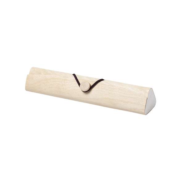 Estuche de línea nature fabricado en madera, con cinta elástica de cierre. 5 accesorios incluidos:  1 x bolígrafo de mecanismo pulsador en cartón reciclado, con accesorios en caña de trigo y tinta azul. Distintivo caña de trigo en la parte superior del bolígrafo. 1 x lápiz de madera de 177 mm de largo x 7mm de diámetro (punta sin afilar) 1 x regla de madera de 15 cm / 6 pulgadas 1 x sacapuntas de madera 1 x goma blanca