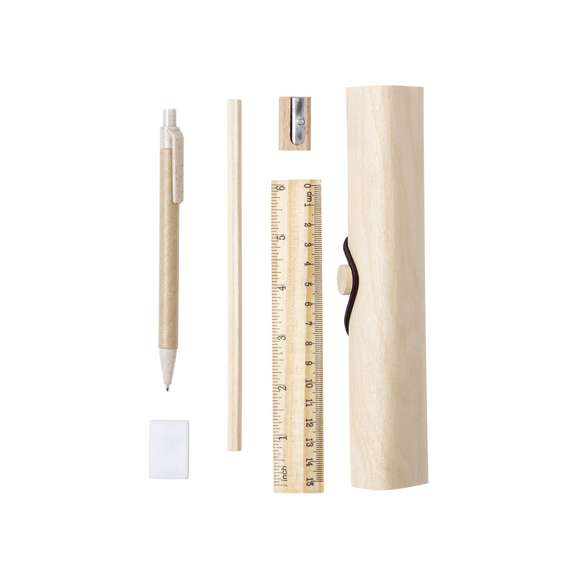 Estuche de línea nature fabricado en madera, con cinta elástica de cierre. 5 accesorios incluidos:  1 x bolígrafo de mecanismo pulsador en cartón reciclado, con accesorios en caña de trigo y tinta azul. Distintivo caña de trigo en la parte superior del bolígrafo. 1 x lápiz de madera de 177 mm de largo x 7mm de diámetro (punta sin afilar) 1 x regla de madera de 15 cm / 6 pulgadas 1 x sacapuntas de madera 1 x goma blanca