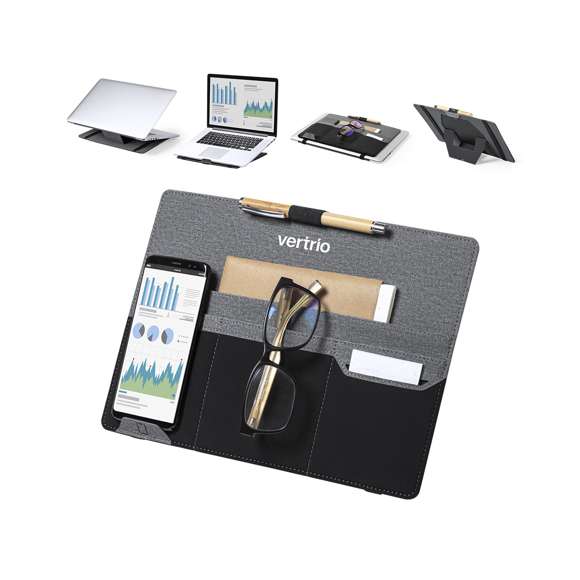 Elegante y práctico organizador con soporte imantado, ideal para facilitar el trabajo o uso de portátil en cualquier lugar o espacio. Fabricado en resistente poliéster gris jaspeado con detalles en polipiel de color negro. Incluye soporte para bolígrafo y smartphone, con 4 bolsillos elásticos para el almacenamiento de diferentes gadgets.