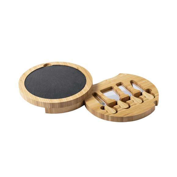  	Completo set de quesos de 4 piezas. Con tabla de corte y presentación fabricada en pizarra y utensilios en acero inox y mango de bambú. Tabla de pizarra extraíble para fácil limpieza. Presentado en estuche individual troquelado de bambú y atractiva caja individual de diseño eco.