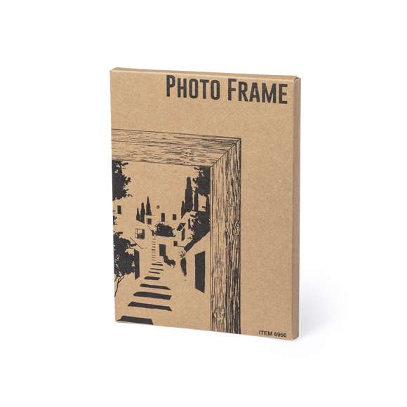 Portafotos de línea nature fabricado en MDF, con cristal de protección y soporte posterior para orientación en horizontal o en vertical. Diseñado para fotografías con tamaño de hasta 10x15 cm. Presentado en atractiva caja individual de diseño eco.