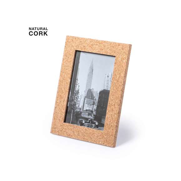  	Portafotos de línea nature fabricado en corcho, con cristal de protección y soporte posterior para orientación en horizontal o en vertical. Diseñado para fotografías con tamaño de hasta 10x15 cm. Presentado en atractiva caja individual de diseño eco.