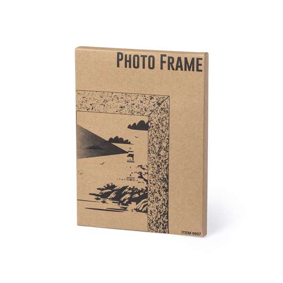  	Portafotos de línea nature fabricado en corcho, con cristal de protección y soporte posterior para orientación en horizontal o en vertical. Diseñado para fotografías con tamaño de hasta 10x15 cm. Presentado en atractiva caja individual de diseño eco.