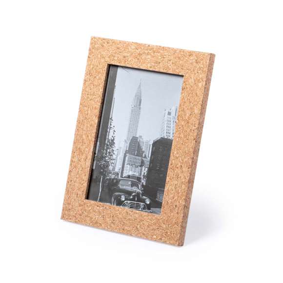  	Portafotos de línea nature fabricado en corcho, con cristal de protección y soporte posterior para orientación en horizontal o en vertical. Diseñado para fotografías con tamaño de hasta 10x15 cm. Presentado en atractiva caja individual de diseño eco.