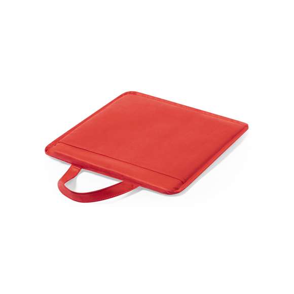 Cojín fabricado en resistente non-woven, con acolchado grueso, asa de transporte y bolsillo para marcaje. Disponible en variada gama de colores.