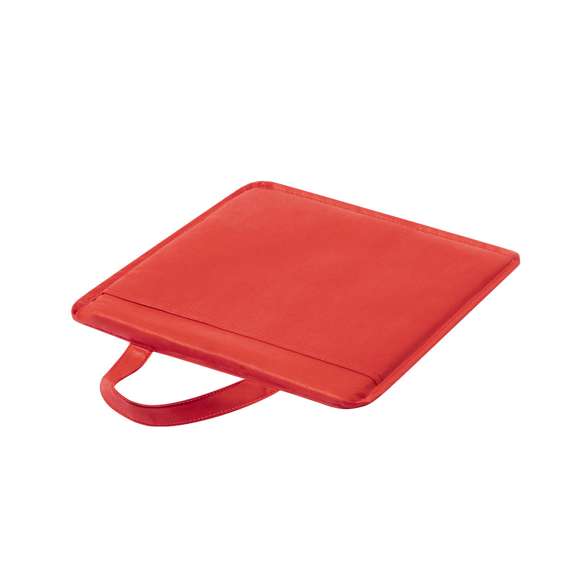 Cojín fabricado en resistente non-woven, con acolchado grueso, asa de transporte y bolsillo para marcaje. Disponible en variada gama de colores.