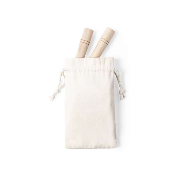 Comba de línea nature, con cuerda extra larga de 3m fabricada en algodón de acabado natural. Mangos ergonómicos fabricados en resistente madera de haya y presentada en funda de algodón natural con cierre de cordón.