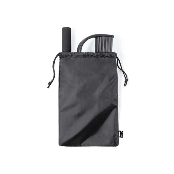 Cuerda de tensión para mantenerse en forma al aire libre o desde casa, diseñada para realizar una gran variedad de ejercicios. Fabricada en resistente combinación de ABS y EVA  con asas ergonómicas acolchadas en espuma y soportes para pies recubiertos en EVA, con calapiés de seguridad. De resistencia media y con folleto de ejercicios. Presentada en funda a juego de poliéster RPET, elaborada a partir de plástico reciclado para así fomentar la reutilización de residuos plásticos y contribuir a la sostenibilidad del planeta. Etiqueta RPET distintiva en funda.