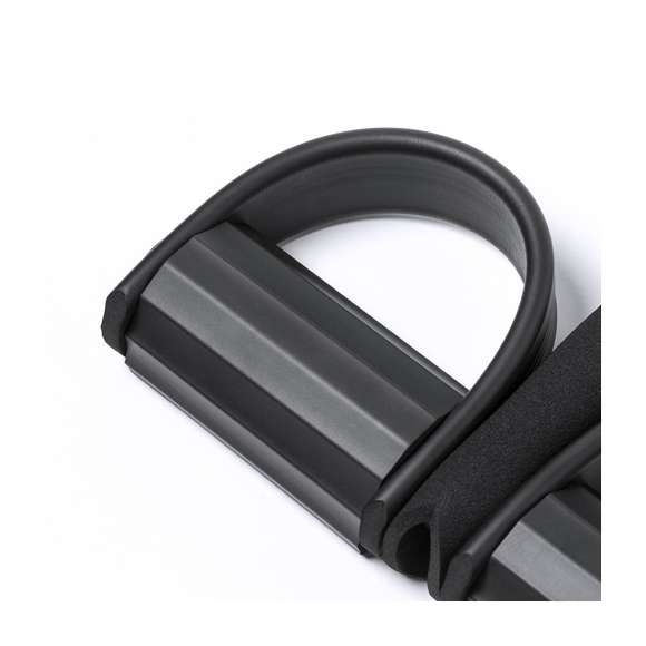 Cuerda de tensión para mantenerse en forma al aire libre o desde casa, diseñada para realizar una gran variedad de ejercicios. Fabricada en resistente combinación de ABS y EVA  con asas ergonómicas acolchadas en espuma y soportes para pies recubiertos en EVA, con calapiés de seguridad. De resistencia media y con folleto de ejercicios. Presentada en funda a juego de poliéster RPET, elaborada a partir de plástico reciclado para así fomentar la reutilización de residuos plásticos y contribuir a la sostenibilidad del planeta. Etiqueta RPET distintiva en funda.